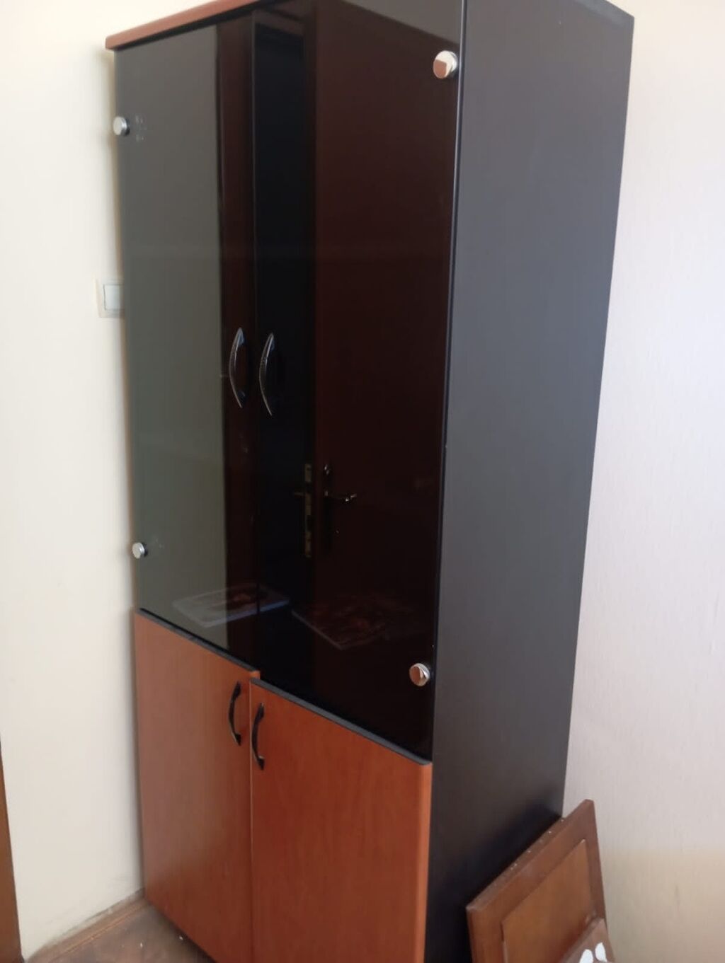 Dolablar var şüşəli şüşəsiz say çoxdur 60 şüşəli və ondan ucuz Müdür