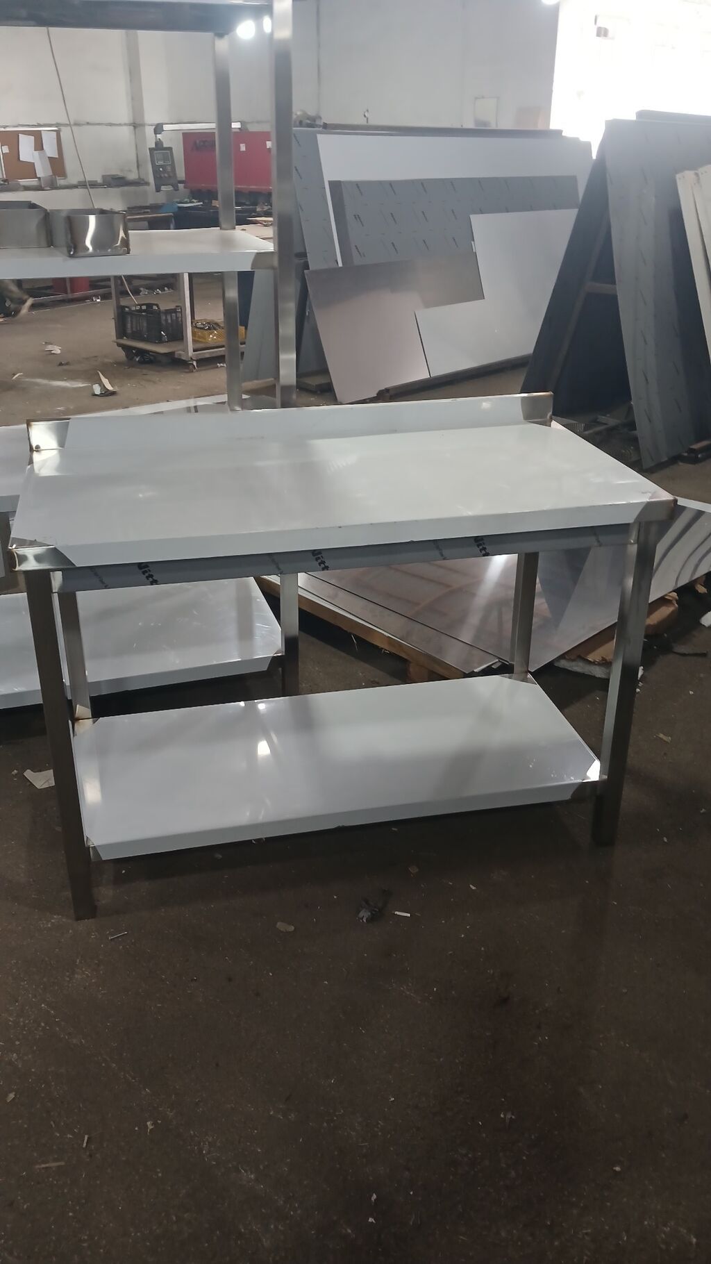 Paslanmayan poladdan istehsal olunmuş peşəkar mətbəx iş masası -