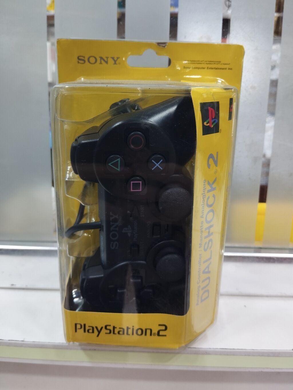 Sony tərəfindən istehsal olunan PlayStation 2 DualShock 2 nəzarətçisi
