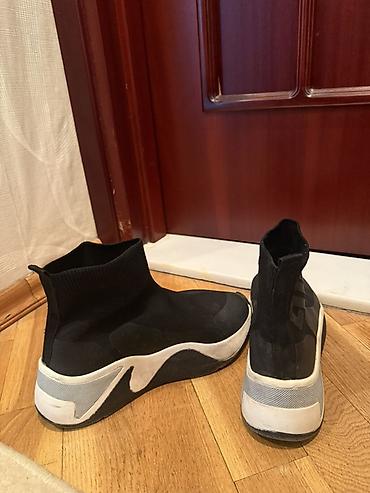 Yüksək boğazlı, corab tipli qara rəngli idman ayaqqabıları. Ağ və boz - şəkil 3