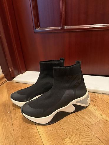 Yüksək boğazlı, corab tipli qara rəngli idman ayaqqabıları. Ağ və boz - şəkil 4