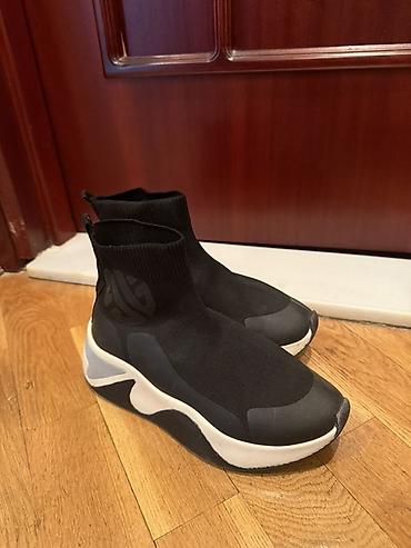 Yüksək boğazlı, corab tipli qara rəngli idman ayaqqabıları. Ağ və boz - şəkil 5