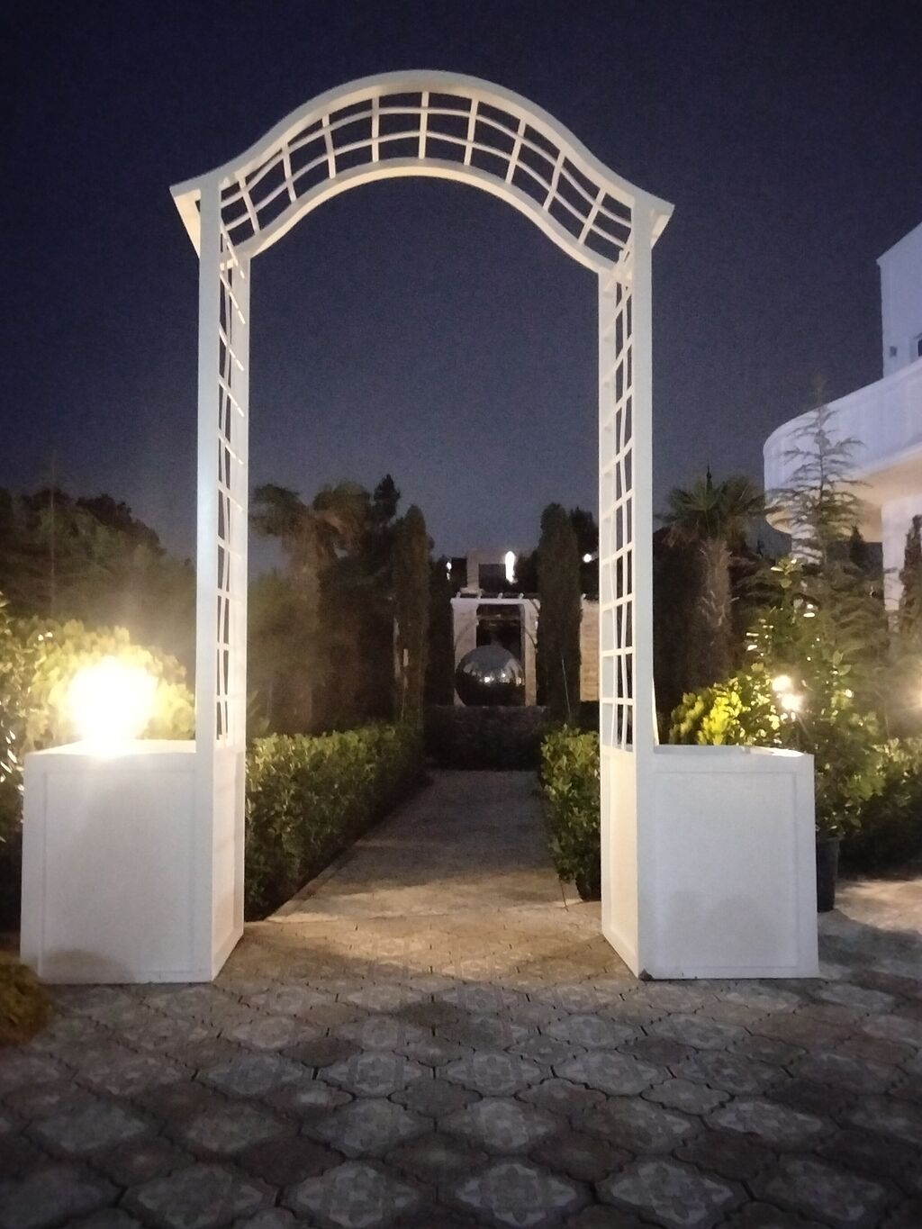 Bağ üçün dekorativ ağ taxta trellis qövs - Material: ağ rəngdə