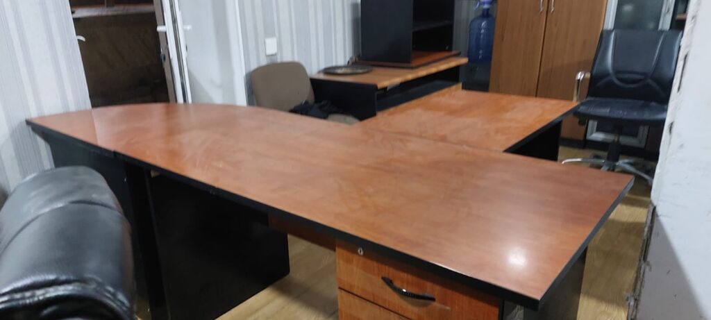 Ofis mebeli dolabları da var bir yerdə