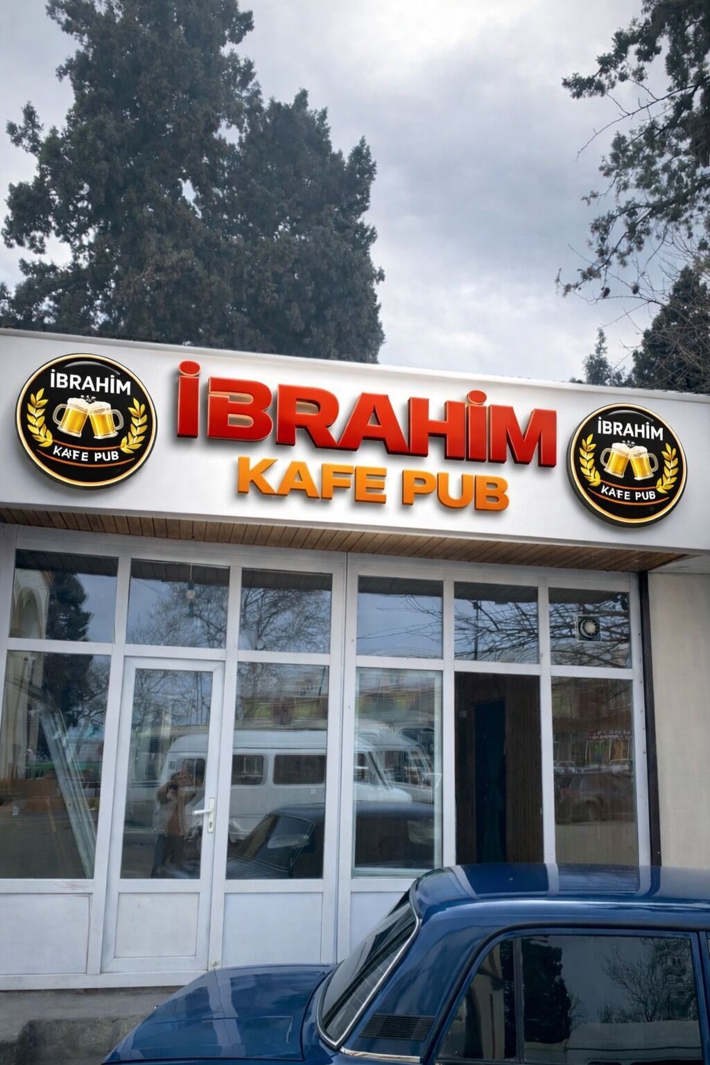 İBRAHİM Kafe Pub - Müasir işıqlandırılmış fasadlı, geniş vitrinalı