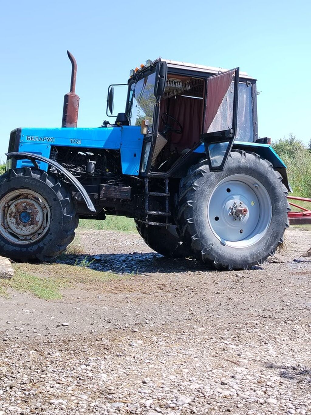 Belarus 1221 traktoru - Güclü dörd silindrli dizel mühərrik, ağır