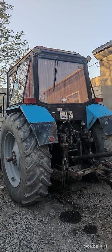 Belarus 1221 traktoru - Güclü dörd silindrli dizel mühərrik, ağır - şəkil 4