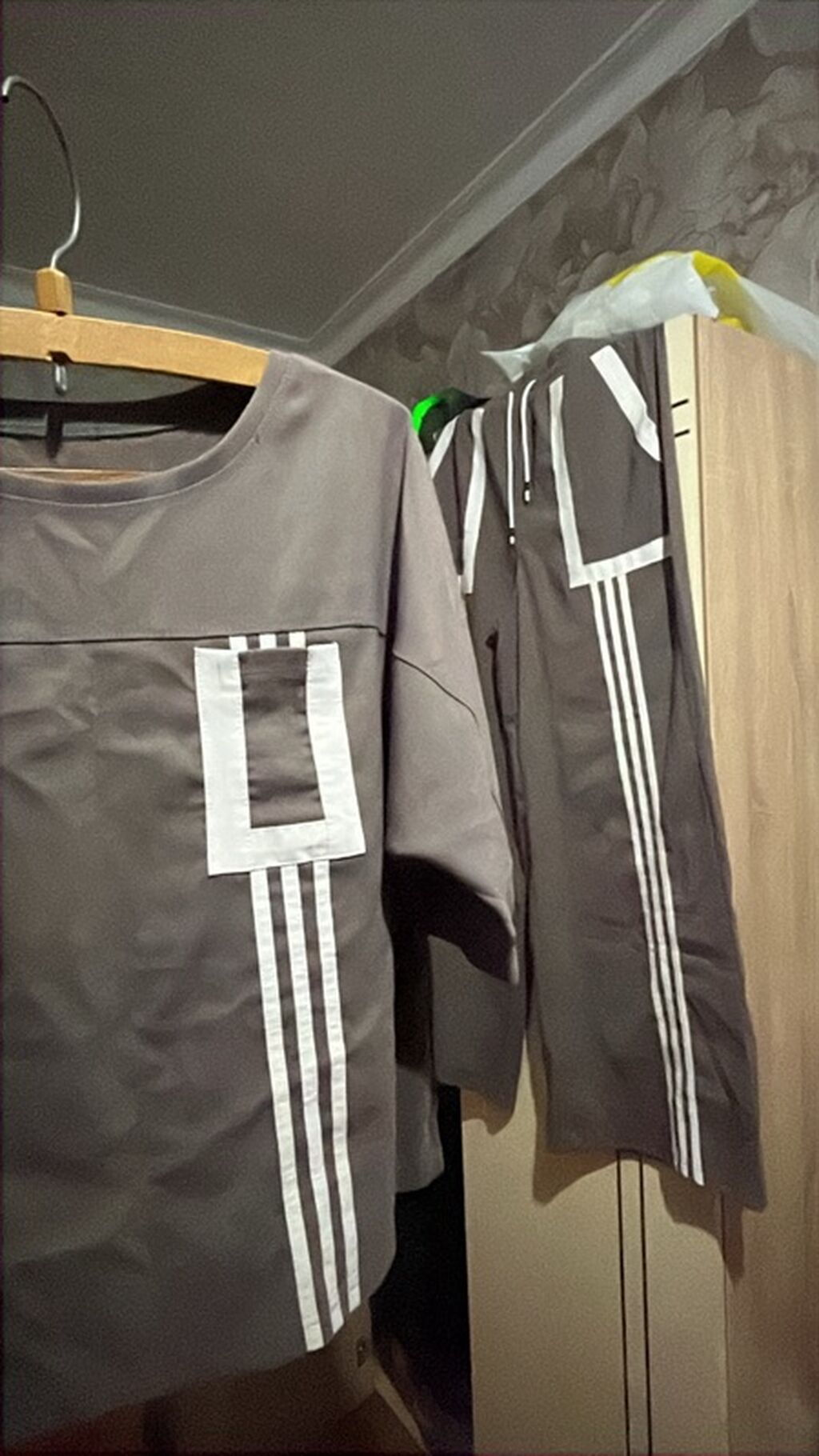 İkihissəli idman dəsti – köynək və şalvar - Rəng: tünd boz, ağ