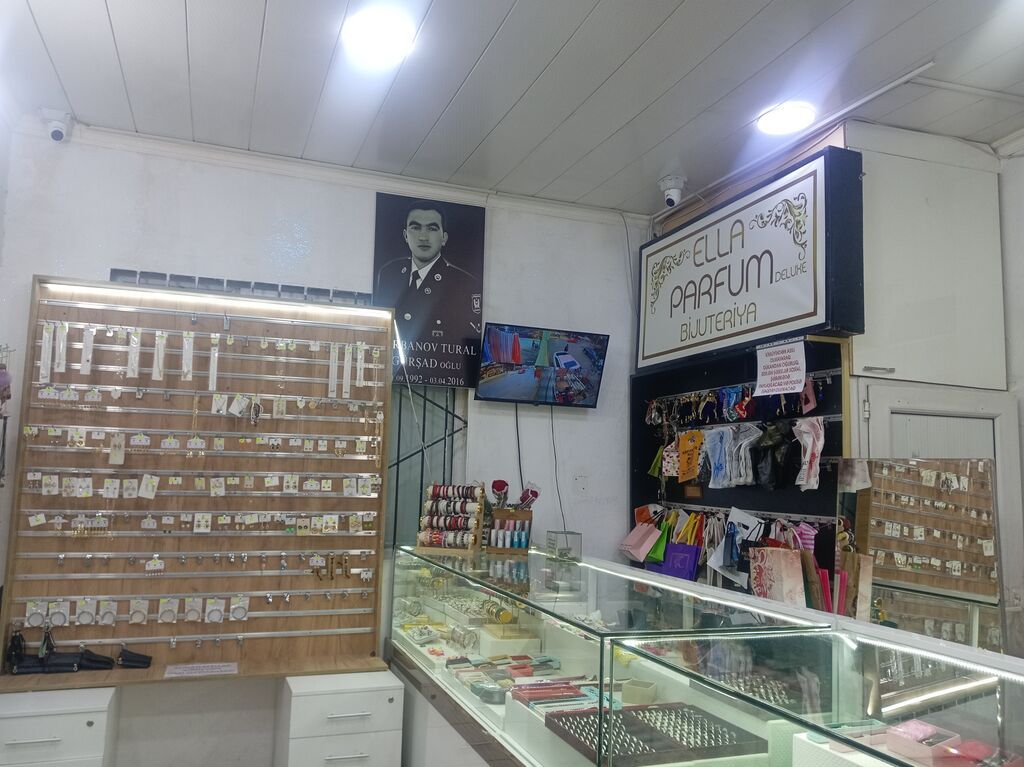 Dukan icinde 2 yere bolnub Arendya verirem kim isdese zeng elesin