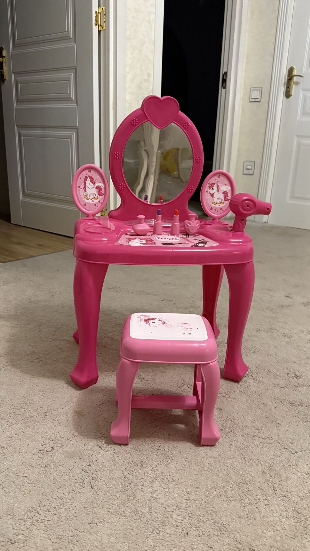 Unicorn makyaj masası. Çəhrayı