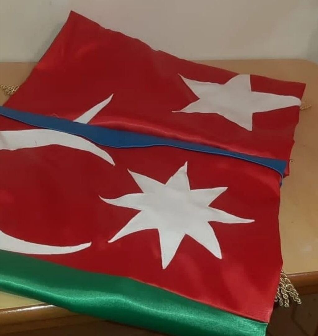 Əl işi sifarisle bayraqlar tikilir. Azərbaycan və Türkiyə bayraqları
