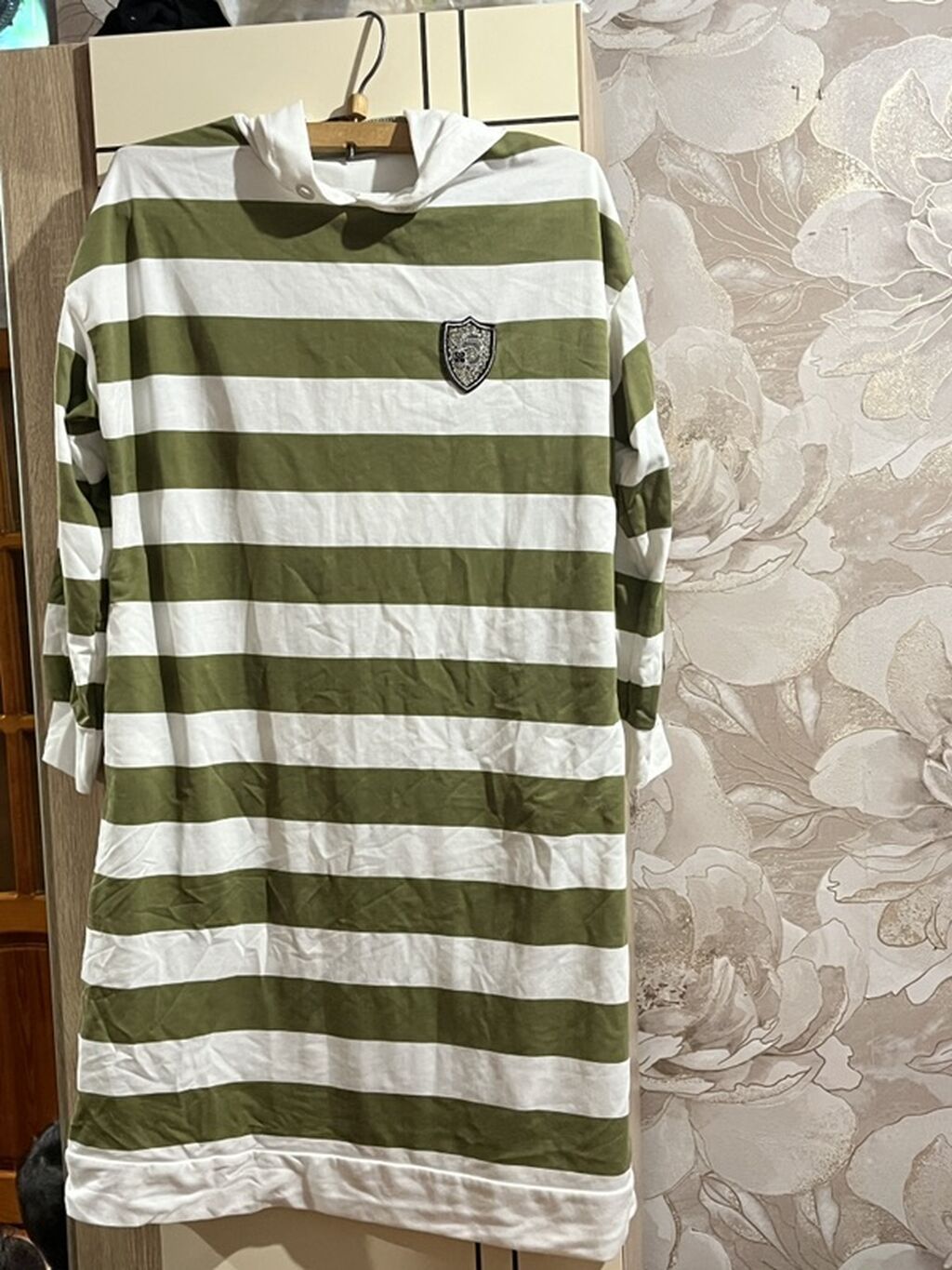 Zolaqlı kapüşonlu tunika/sviter - Rəng: yaşıl-ağ enli üfüqi zolaqlar