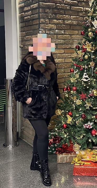 Qadınlar üçün dəbli qısa norka kürk paltar - Rəng: qara (korpus) - şəkil 3