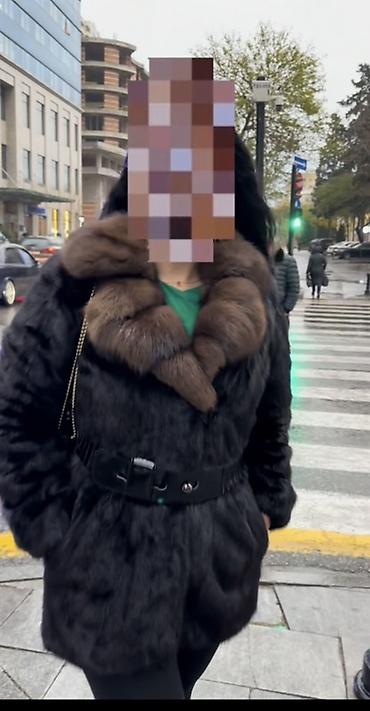 Qadınlar üçün dəbli qısa norka kürk paltar - Rəng: qara (korpus) - şəkil 4