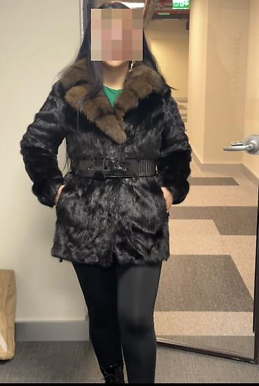 Qadınlar üçün dəbli qısa norka kürk paltar - Rəng: qara (korpus) - şəkil 5