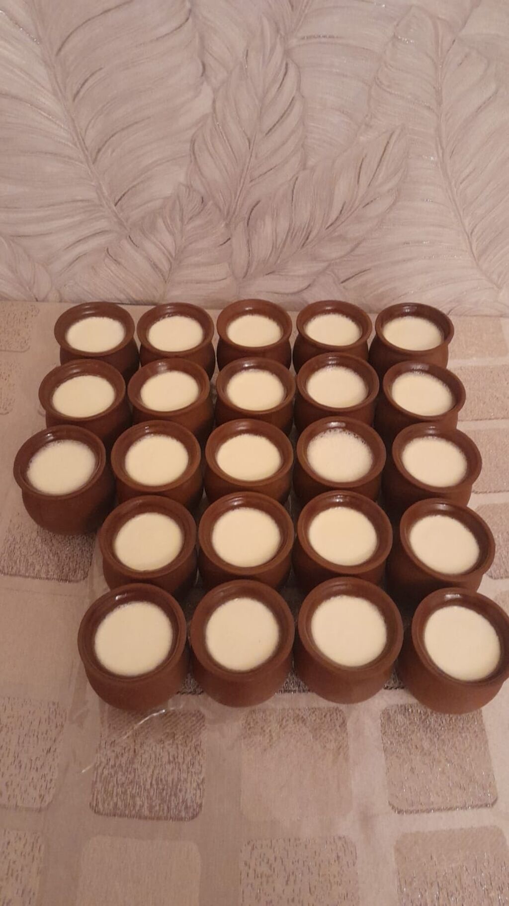 Saxsi qablab ve stekanlarda temiz ve keyfiyyetli kafe ve restoranlara