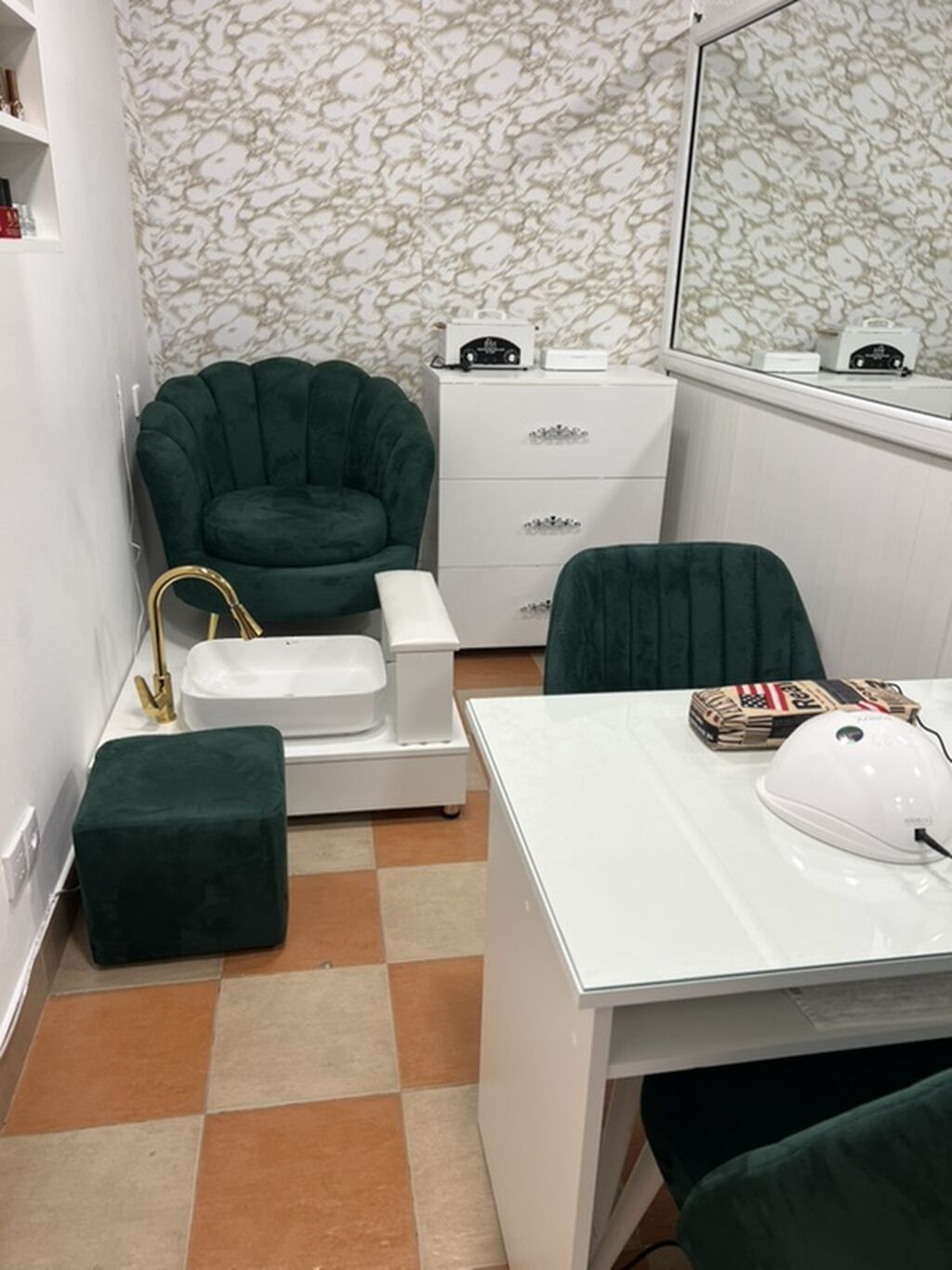 İşlənmiş, Manikür üçün masa, Güzgüsüz