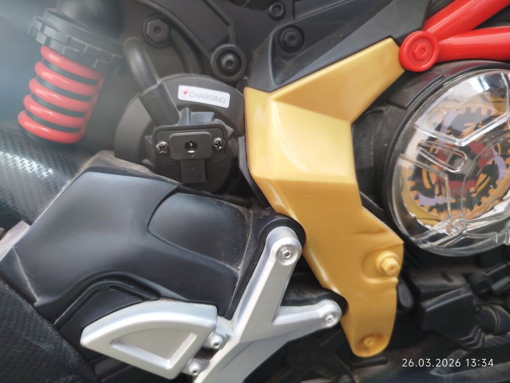 Motosiklet alınandan cəmi 1 ay işlənib,səs effektləri,işıqlar və