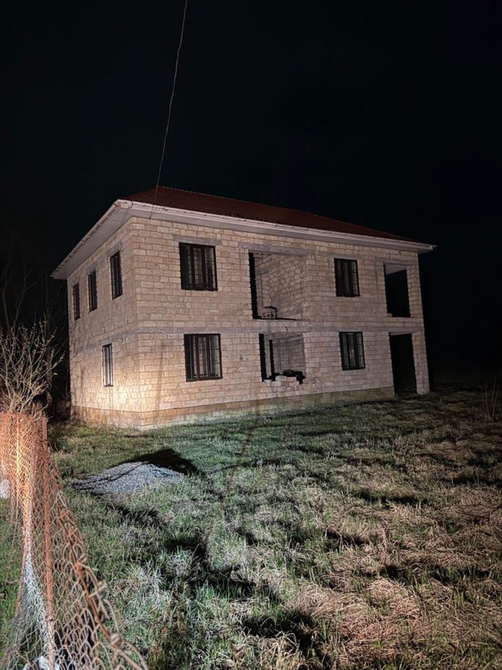 İki mərtəbəli daş ev Qeyd: Şəkillərdə gecə çəkilişi göstərilib;