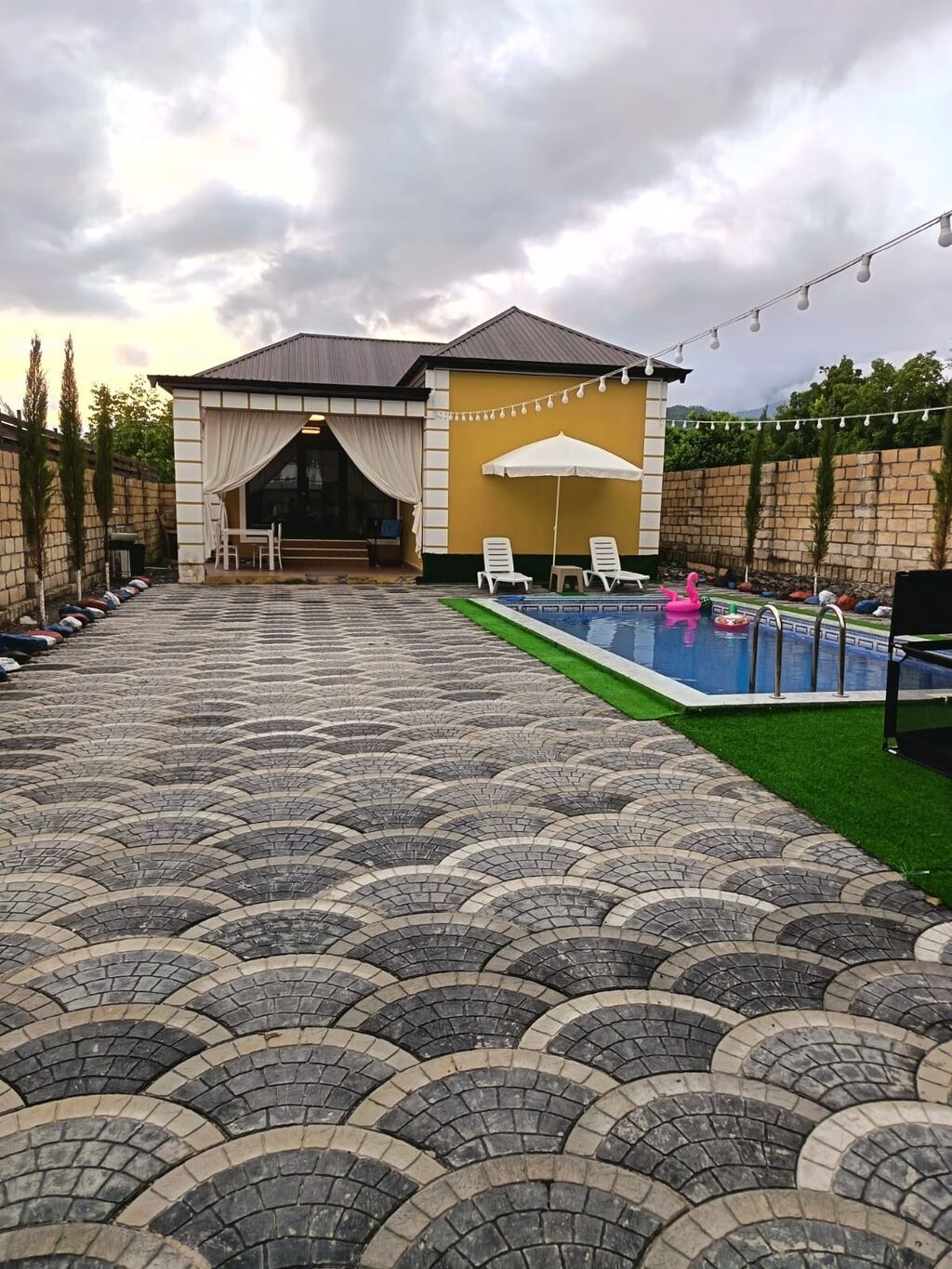 Qəbələdə rahat istirahət üçün həyətli ev Xüsusiyyətlər: - Həyətdə