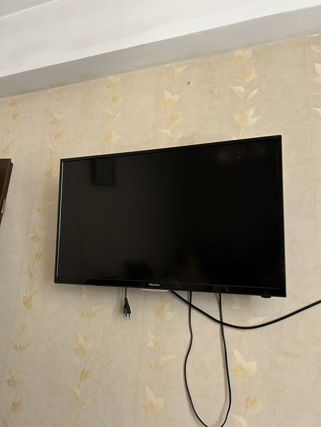 Hisense LED televizor + divar asqısı - Ekran: təxminən 32–40 düym