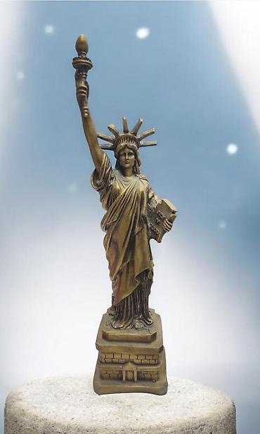 Sağ əlindəki məşəl — dünyanı işıqlandıran bilik və azadlıq işığıdır - şəkil 2