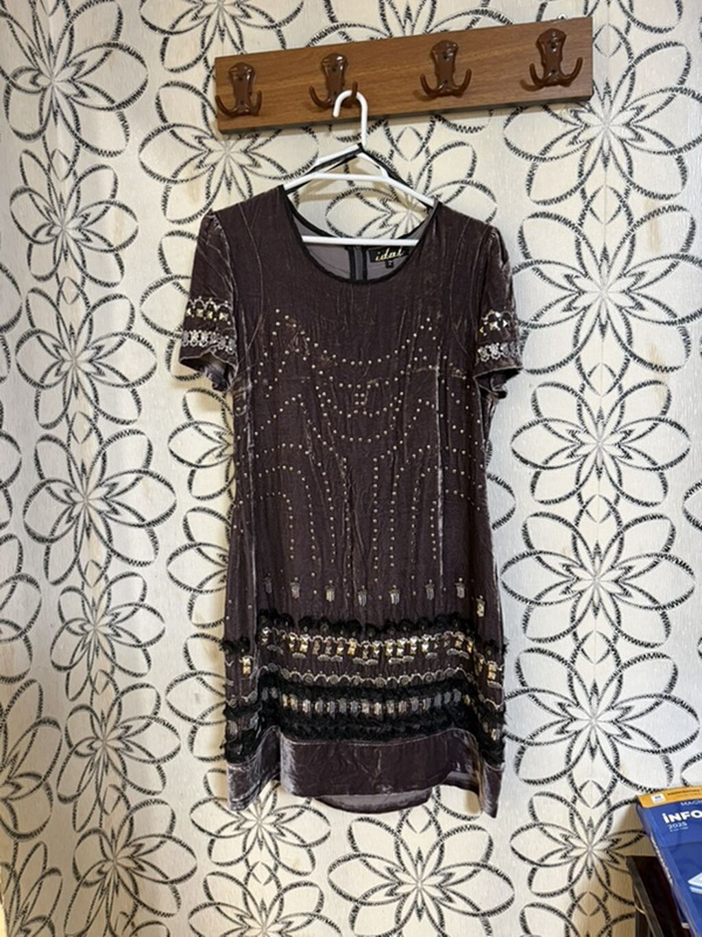 Brend: Idol Ölçü: L Qısaqol, dəyirmi yaxalı qadın paltarı. Yumşaq