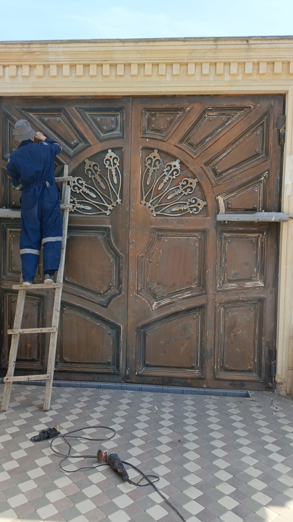 Xidmət: Dəmir qapı və darvazaların bərpası, zımparalanması və peşəkar