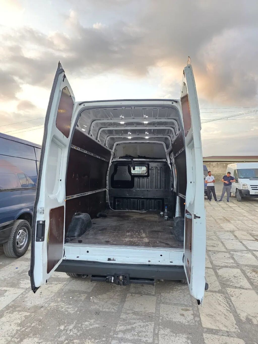 Şəhər daxili və rayonlara yüklərin daşınması Köməkçi var