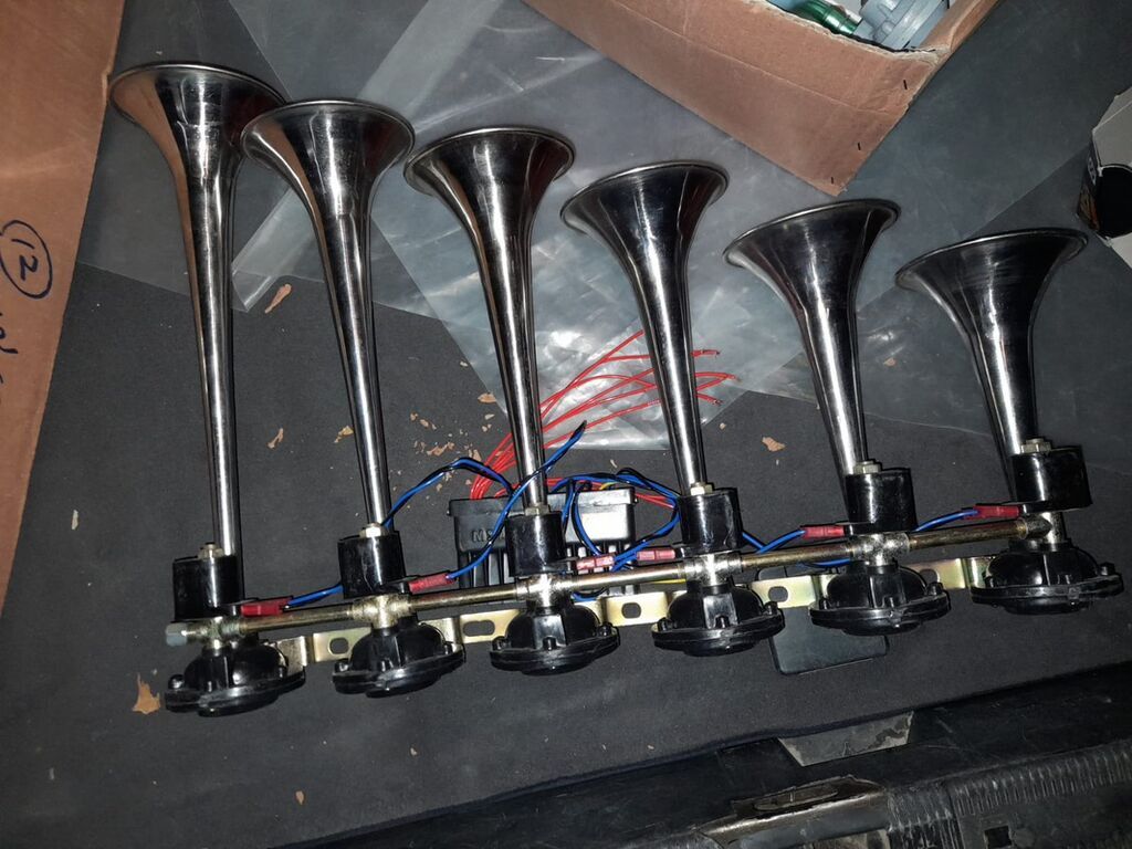 Dəsti Bir yerdə 700 təzədi MSK 8 səsli hava siqnalı (horn) dəsti -