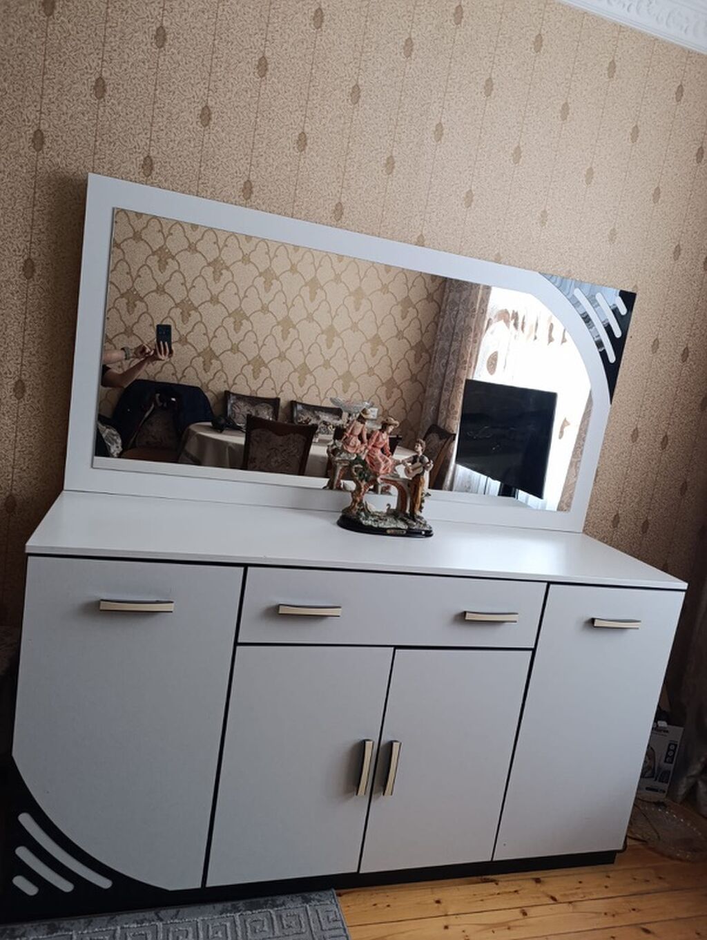 Ağ-qara rəng palitrasında müasir qonaq otağı mebel dəsti. Tərkib: -