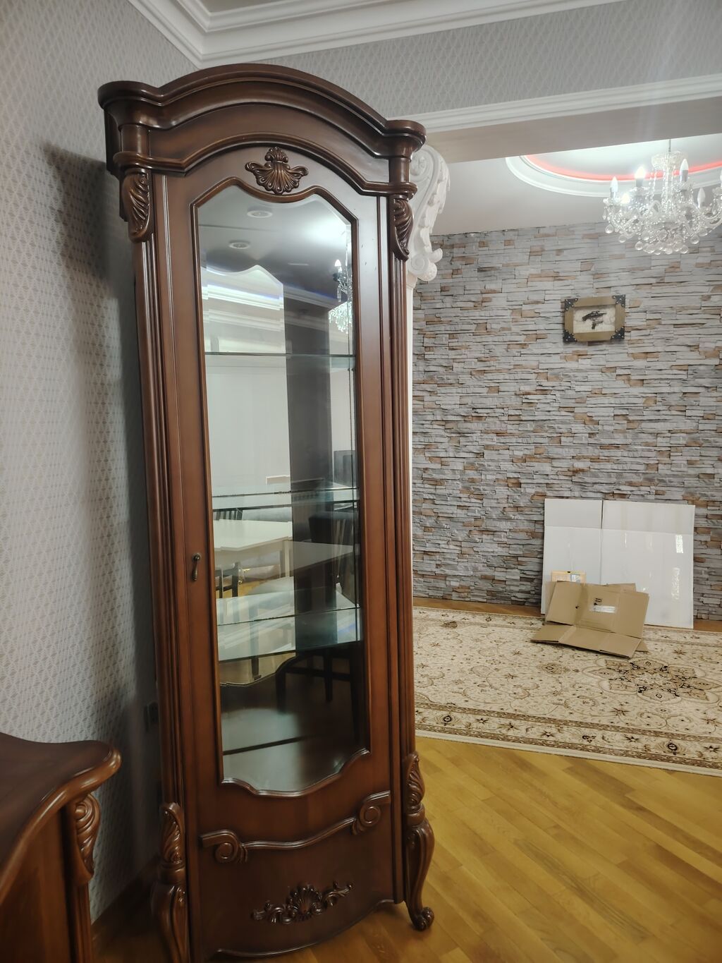 Klassik üslubda qonaq otağı üçün vitrin və bufet-güzgü dəsti