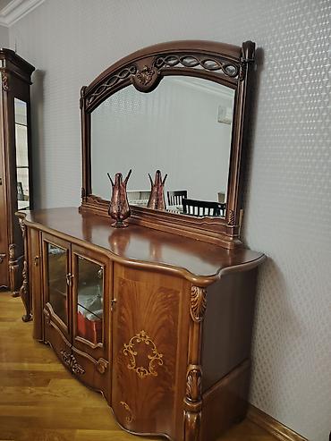 Klassik üslubda qonaq otağı üçün vitrin və bufet-güzgü dəsti - şəkil 3