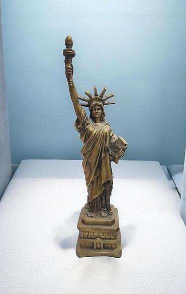 Sağ əlindəki məşəl — dünyanı işıqlandıran bilik və azadlıq işığıdır - şəkil 3