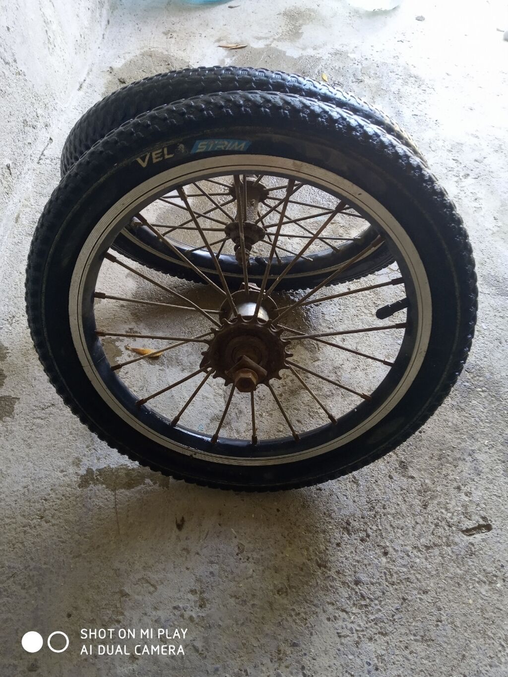İki ədəd təkərli velosiped təkəri. Hər bir diskdə 28 mil var və qara
