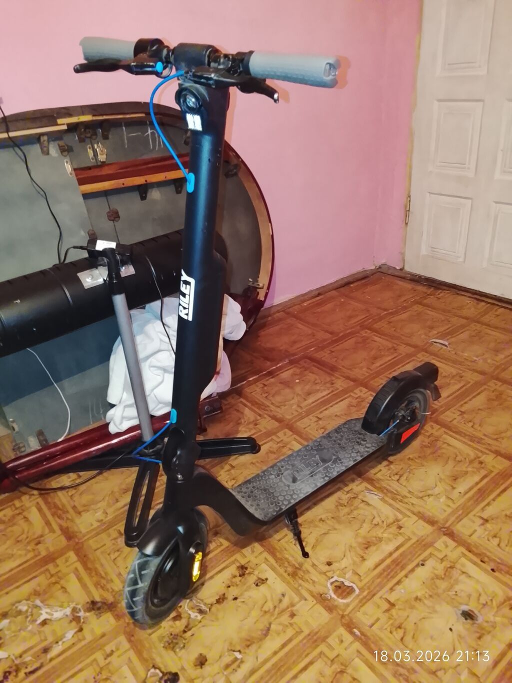 Riley elektrik skuteri - Brend/model: Riley (skuter gövdəsində loqo)