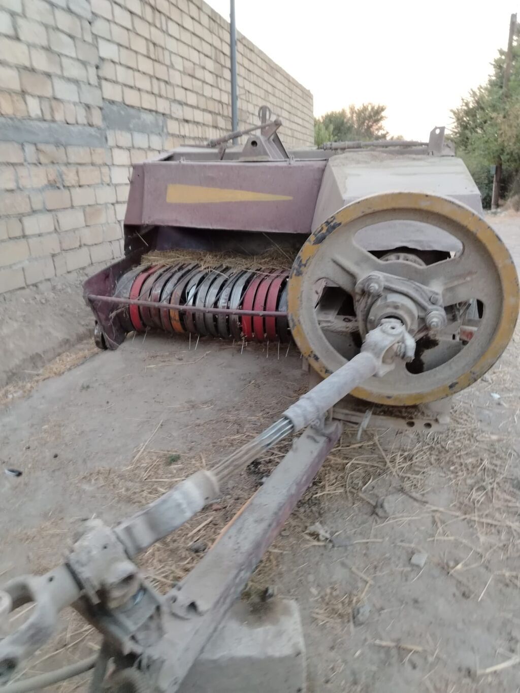 Saman presi – traktorla qoşulan kvadrat balya presləyici