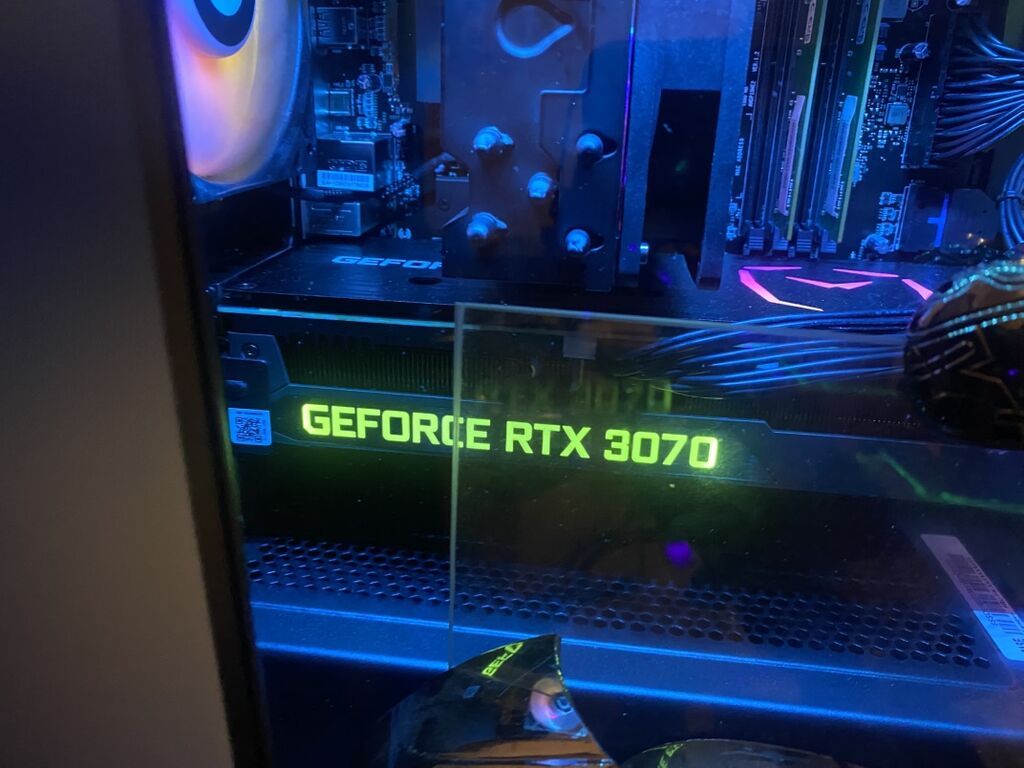 Güclü oyun və yayım üçün hazır masaüstü PC sistemi. Komponentlər: -