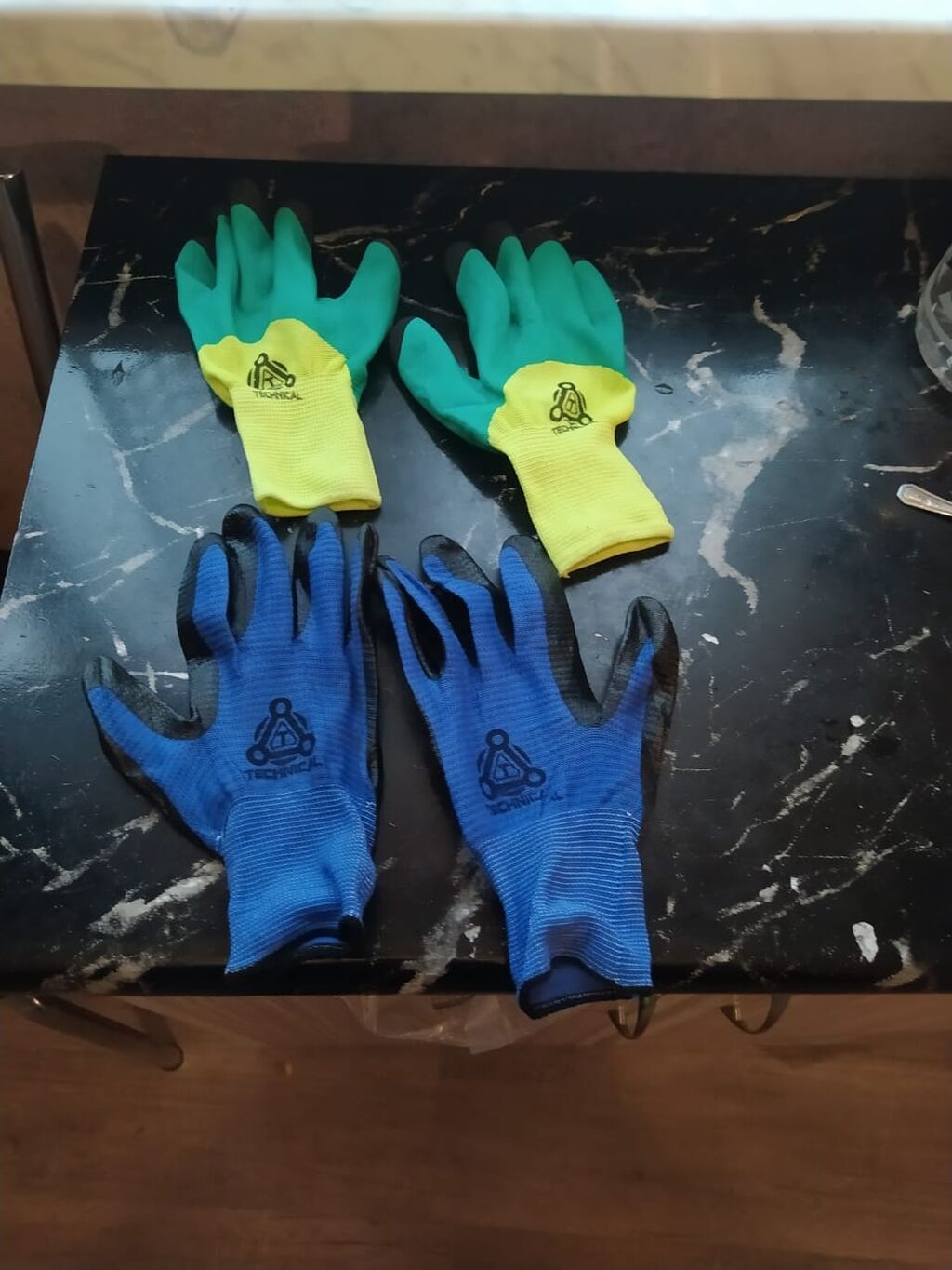 40 qepikdi 1 cutu 600 eded var İki cüt iş əlcəyi. Yaşıl və sarı