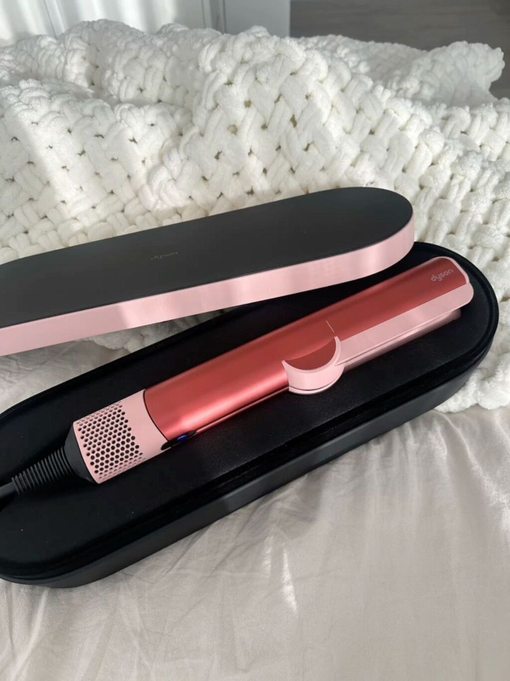 Orijinal Dyson Airstrait HT01 saç düzləşdirici satılır. Az istifadə