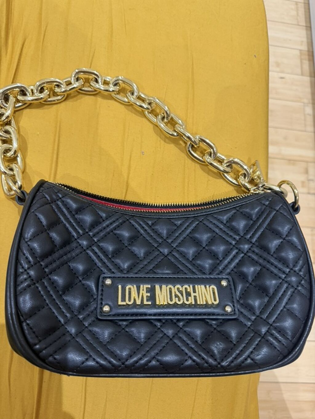 Love Moschino qadın çantası - Model: quilted (kapitone tikişli)