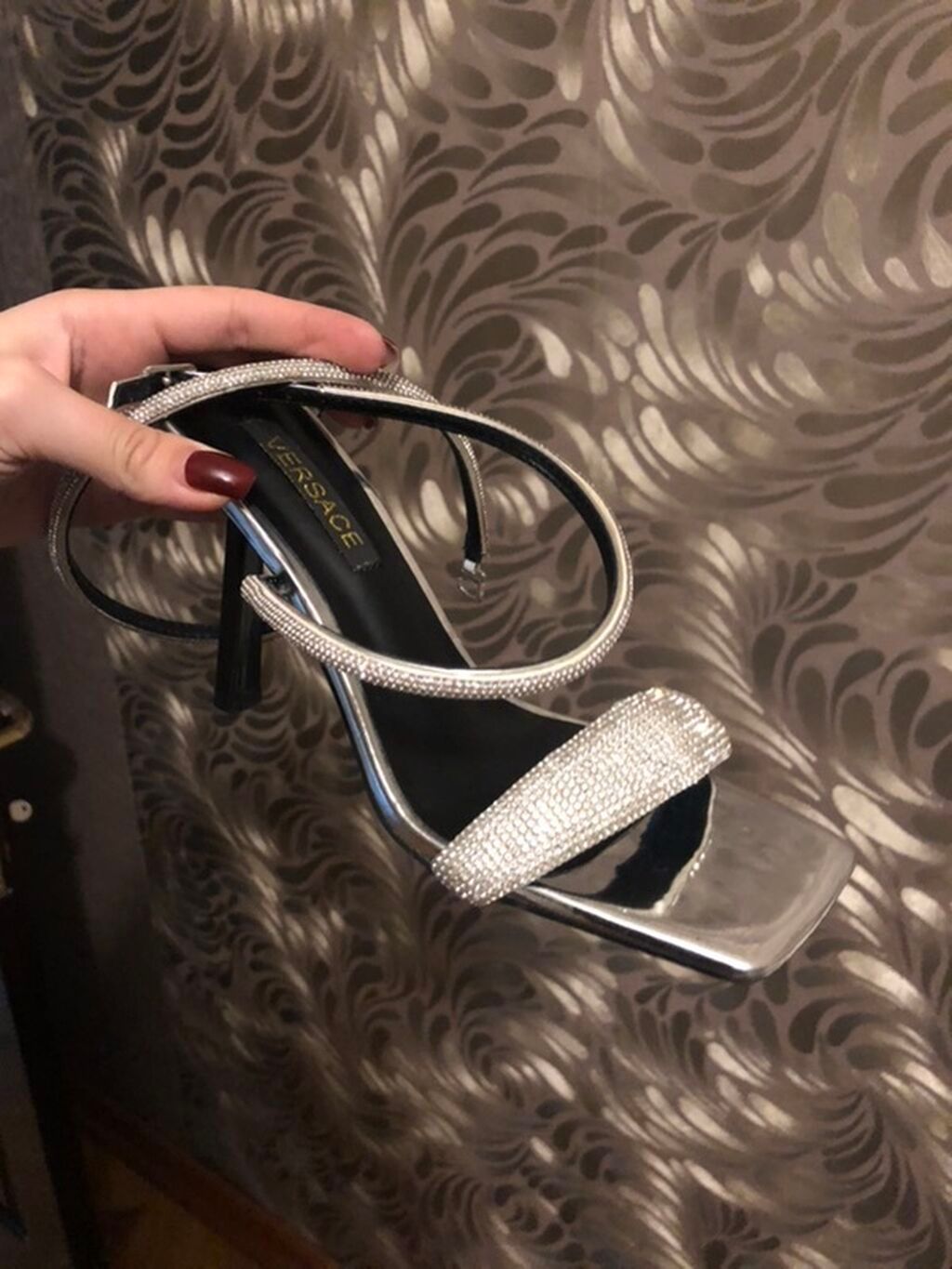 Versace qadın sandalı - Rəng: gümüşü (metallic) - Dizayn: kvadrat