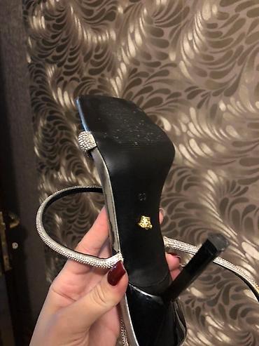 Versace qadın sandalı - Rəng: gümüşü (metallic) - Dizayn: kvadrat - şəkil 3