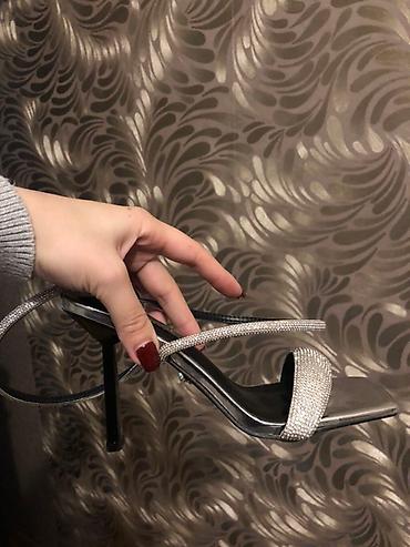 Versace qadın sandalı - Rəng: gümüşü (metallic) - Dizayn: kvadrat - şəkil 4