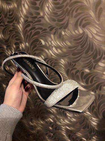 Versace qadın sandalı - Rəng: gümüşü (metallic) - Dizayn: kvadrat - şəkil 5