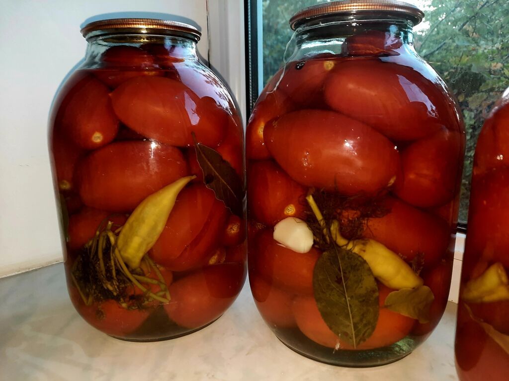 Şüşə bankalarda pomidor turşusu satışa çıxarılır. Hər bankada qırmızı