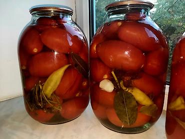 Şüşə bankalarda pomidor turşusu satışa çıxarılır. Hər bankada qırmızı - şəkil 2