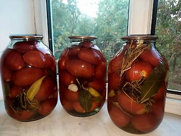 Şüşə bankalarda pomidor turşusu satışa çıxarılır. Hər bankada qırmızı - şəkil 3