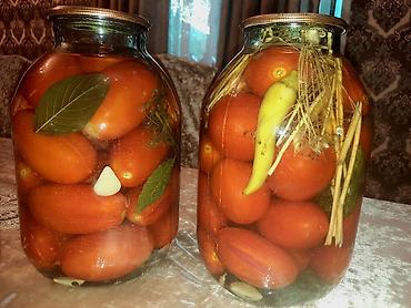 Şüşə bankalarda pomidor turşusu satışa çıxarılır. Hər bankada qırmızı - şəkil 4
