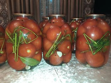 Şüşə bankalarda pomidor turşusu satışa çıxarılır. Hər bankada qırmızı - şəkil 5